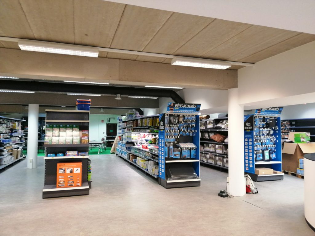 Shop accessoires (300m2) et magasin pièces détachées (1.000m2) - Hainaut  Caravaning